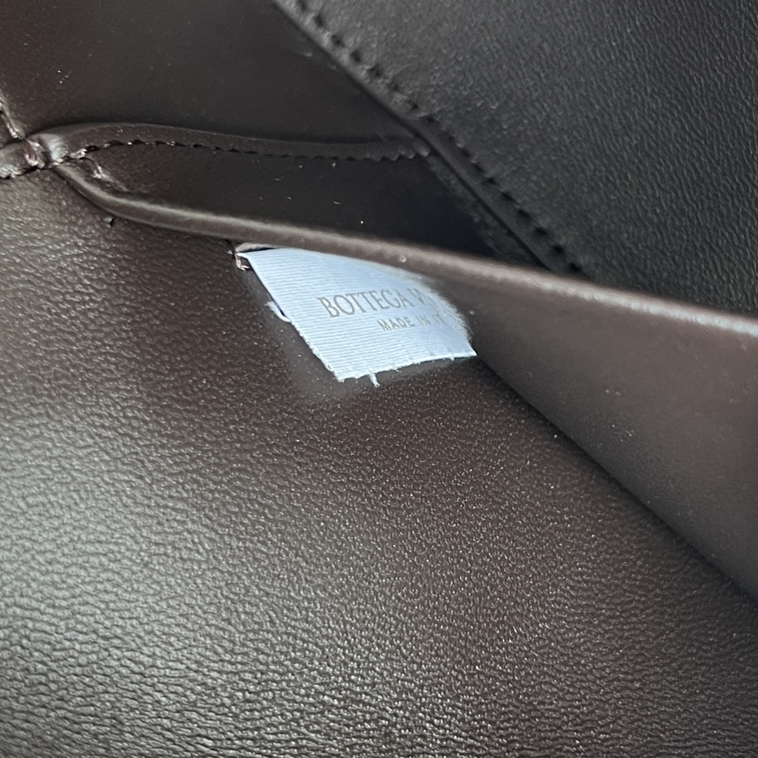 bo*te*ga Ve*ne*ta bang bang vanity case