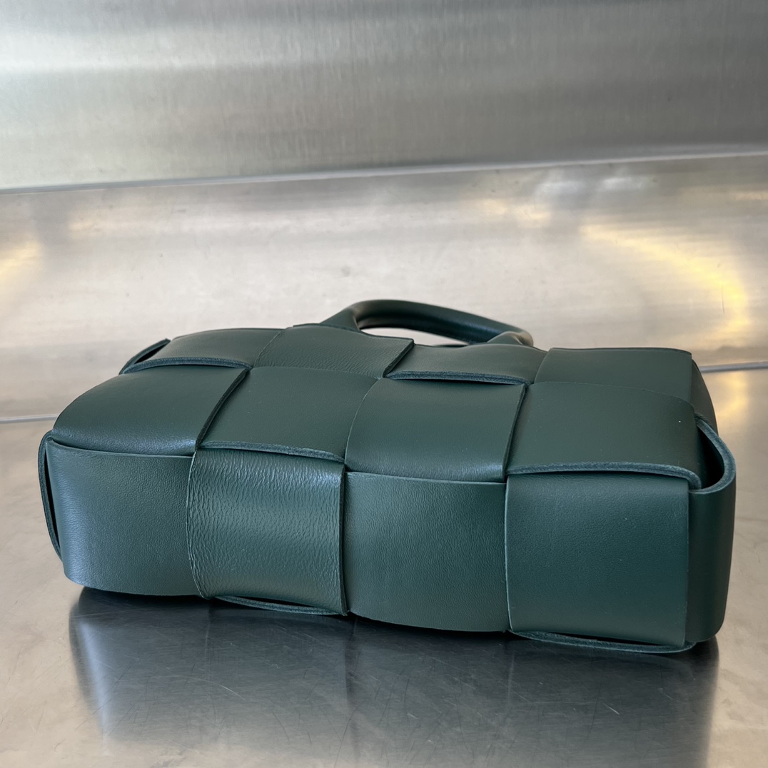 bo*te*ga Ve*ne*ta mini east-west arco tote