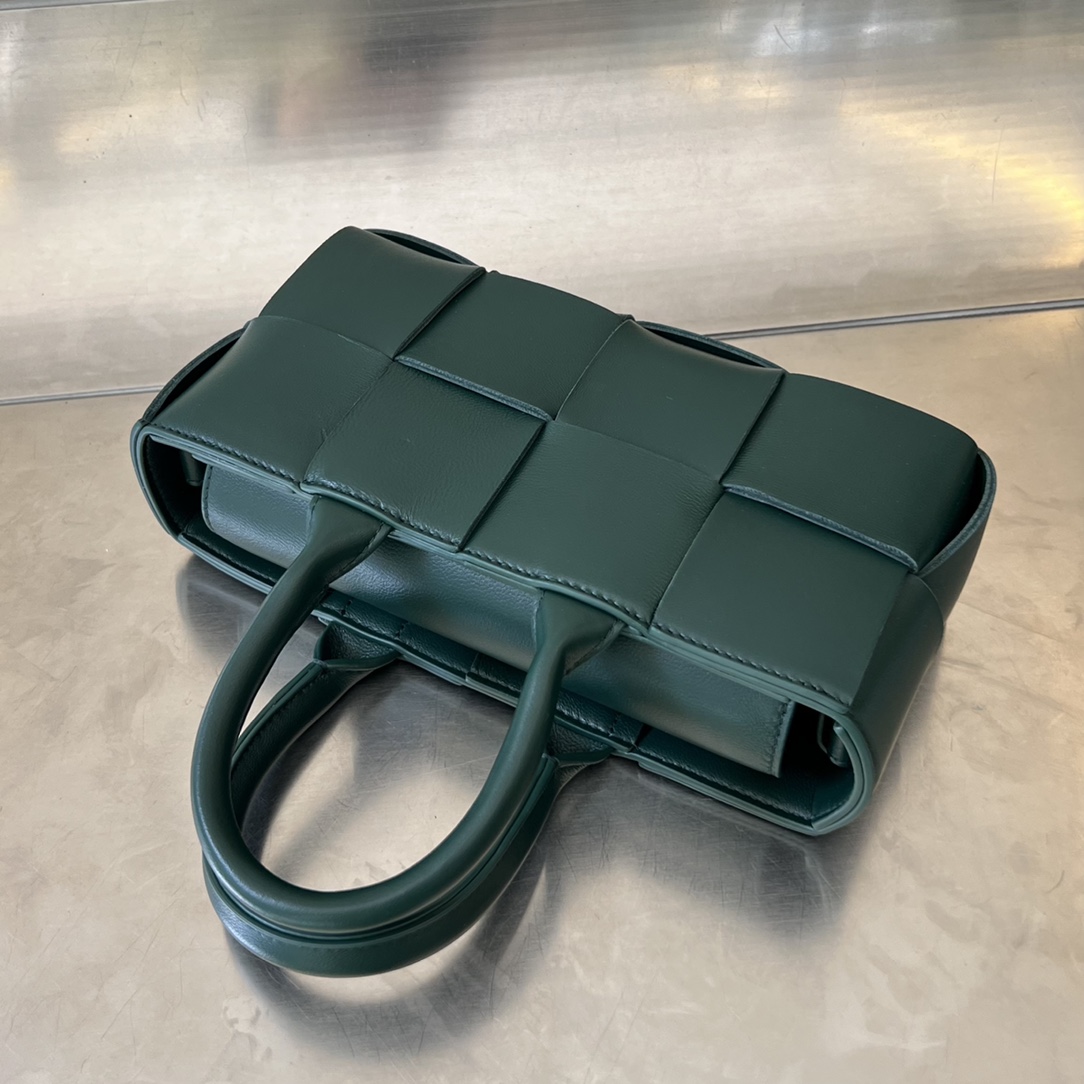 bo*te*ga Ve*ne*ta mini east-west arco tote