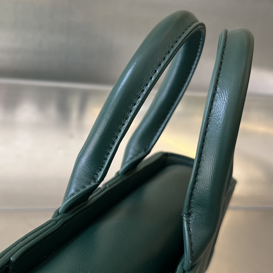 bo*te*ga Ve*ne*ta mini east-west arco tote