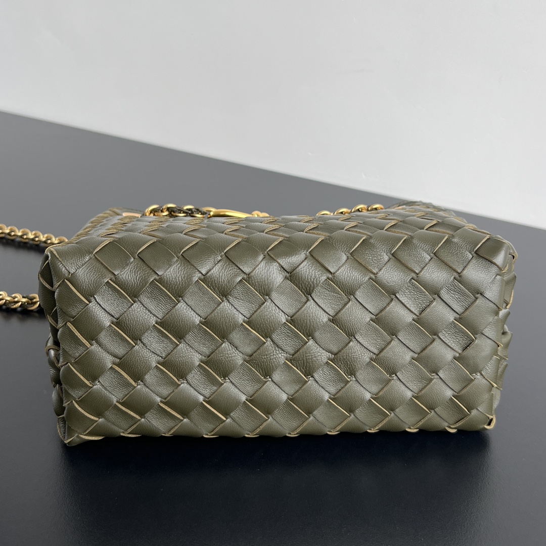 bo*te*ga Ve*ne*ta bv small andiamo with chain