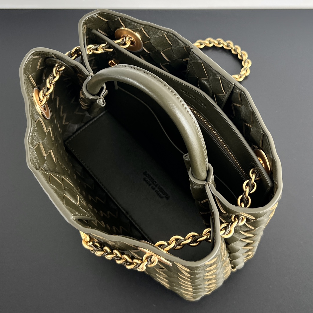 bo*te*ga Ve*ne*ta bv small andiamo with chain