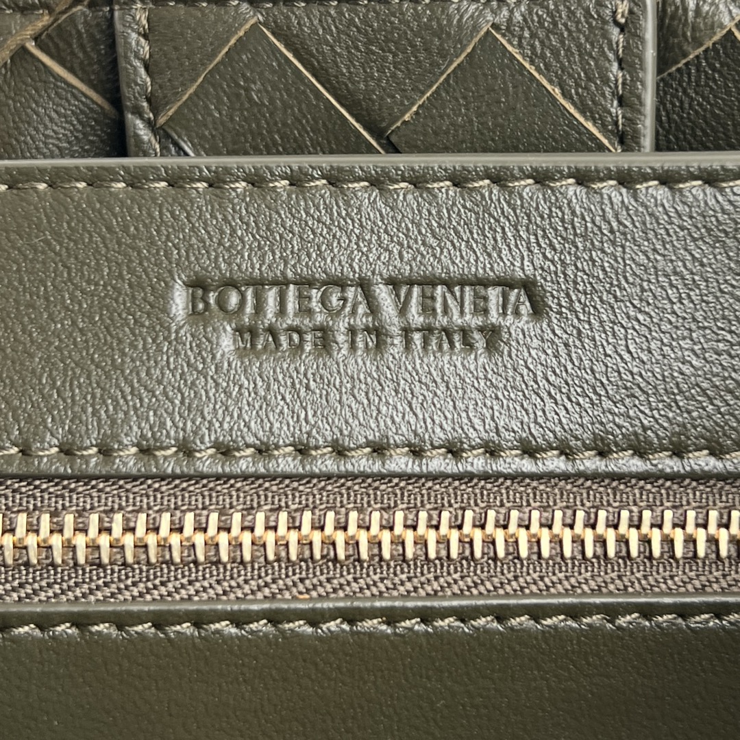 bo*te*ga Ve*ne*ta bv small andiamo with chain