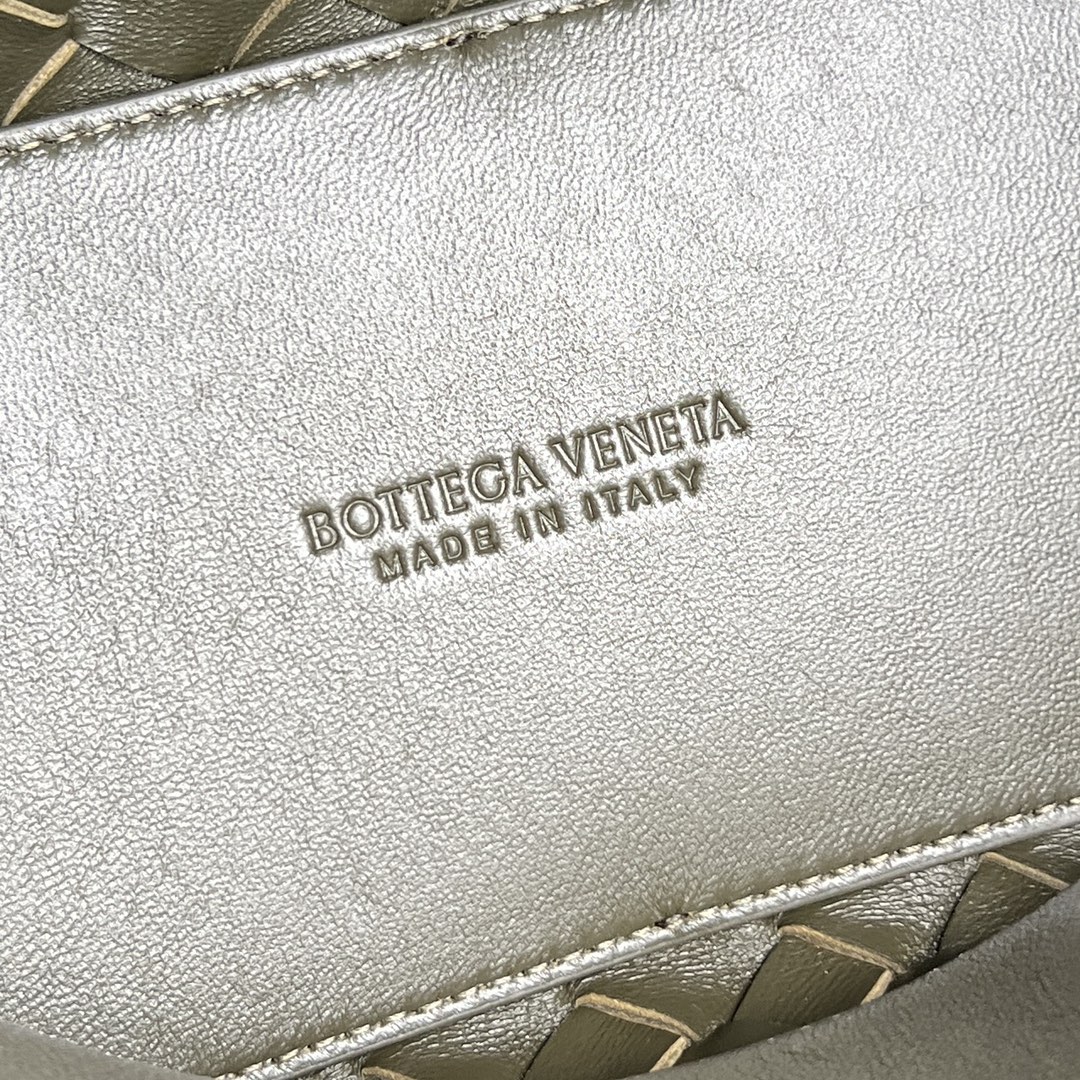 bo*te*ga Ve*ne*ta bv small andiamo with chain