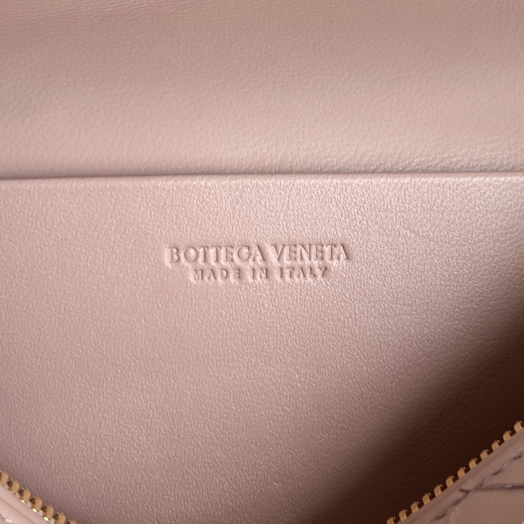 bo*te*ga Ve*ne*ta bang bang vanity case