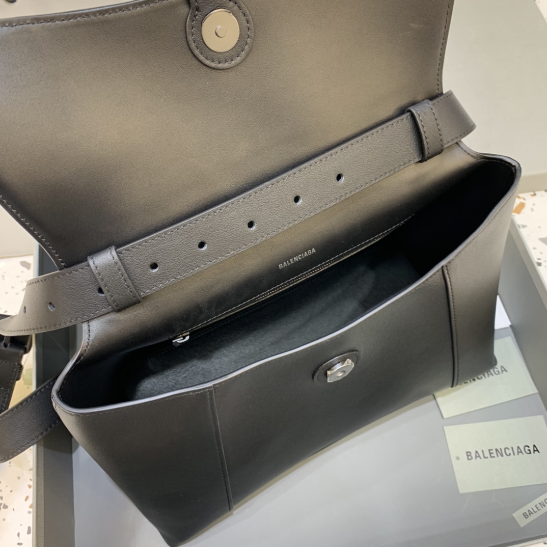 Ba*len*cia*ga hourglass