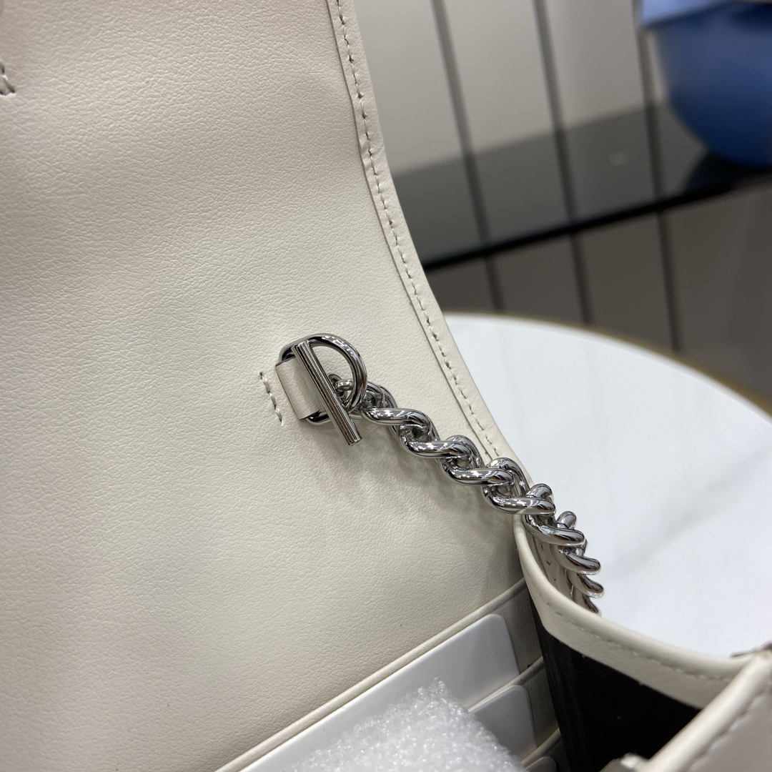 G*u*i gg marmont chain wallet