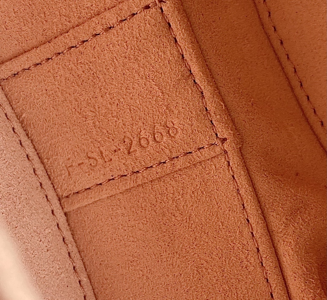 Ce**e oval minaudiere cuir triomphe